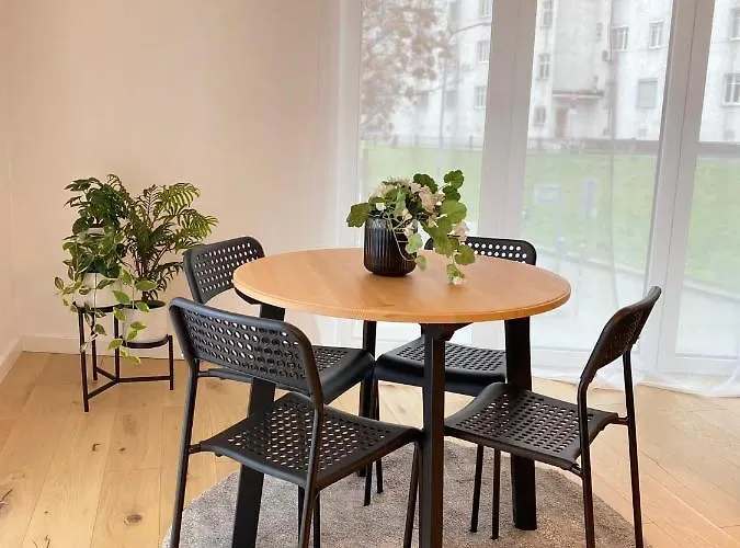 Apartment 2-room 150m To Metro